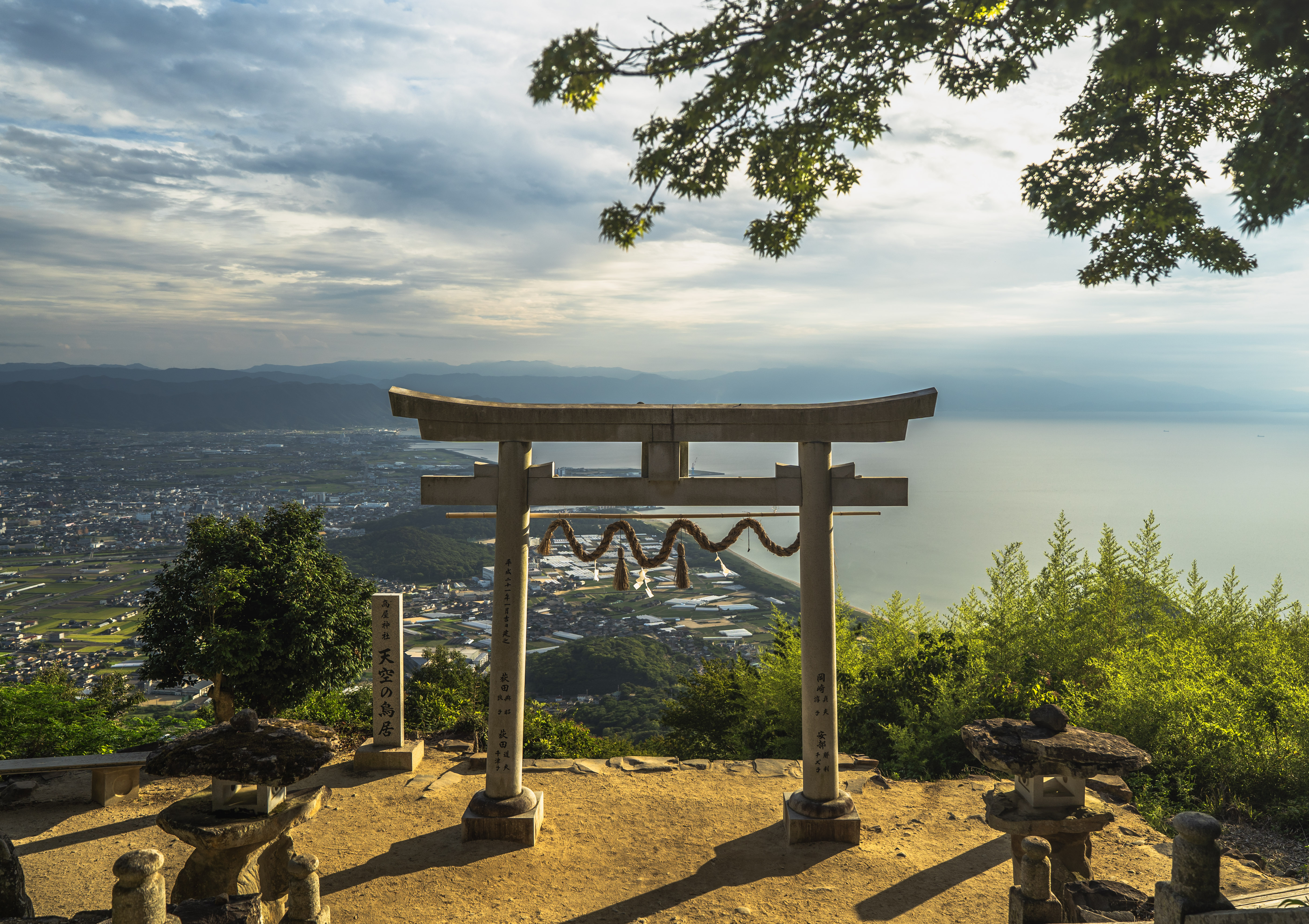高屋神社の鳥居と遠景