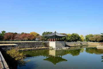 東宮と月池